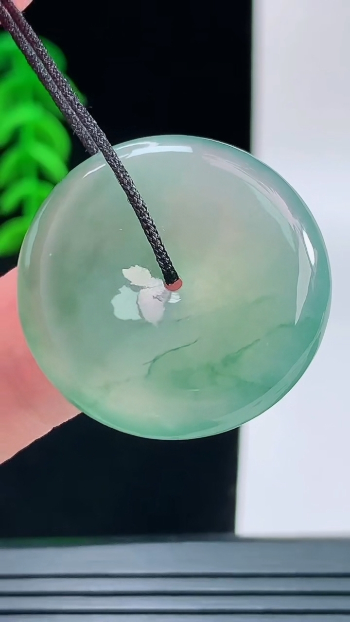 天然A货翡翠冰种飘花平安扣吊坠，尺寸26.6-5.5重量:8.00g
9月9日