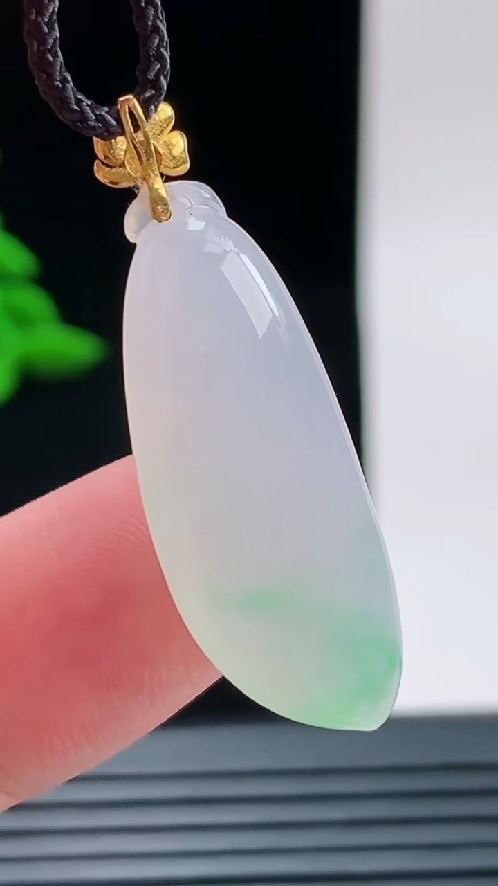 天然A货翡翠福瓜吊坠，尺寸28.4-11.7-6.4重量:4.38g
9月9日