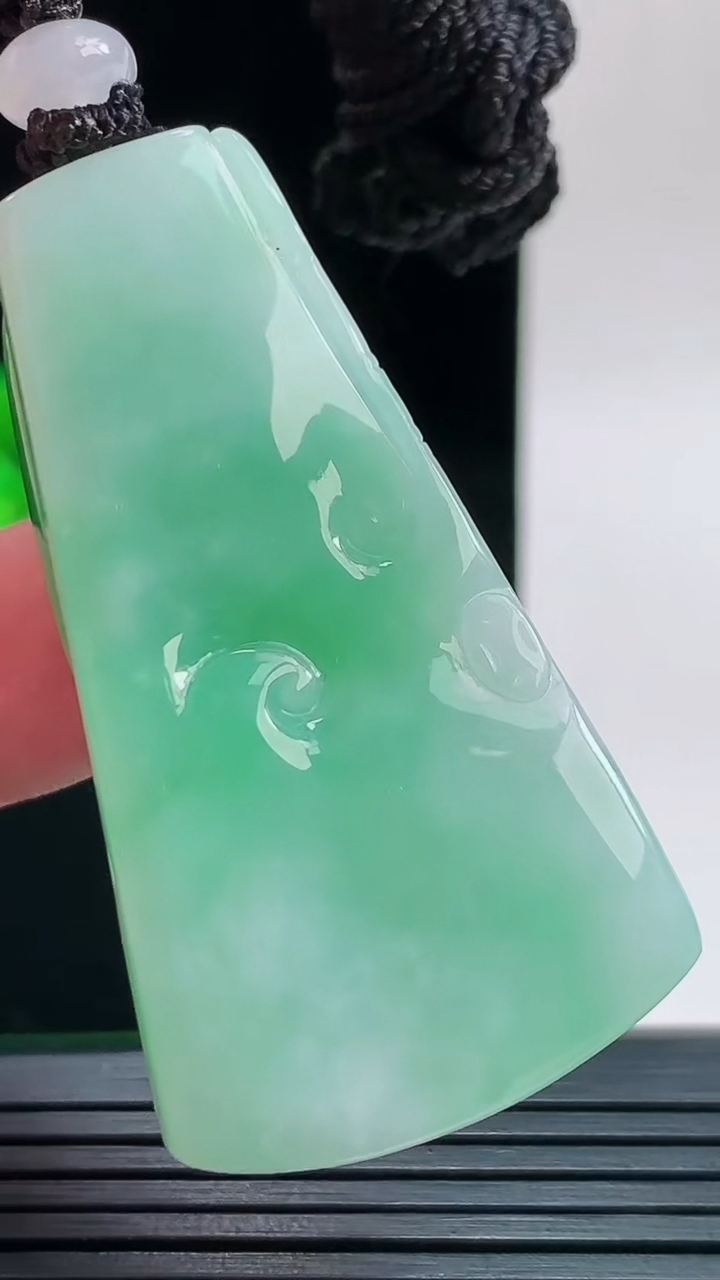 天然A货翡翠生肖羊吊坠，尺寸51.7-27.8-11.3重量:35.71g
9月9日