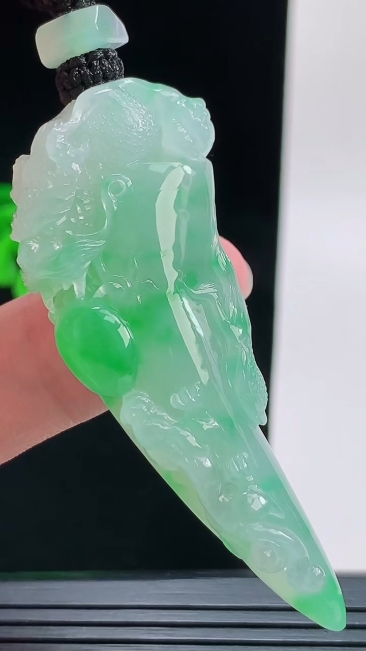 天然A货翡翠龙牙吊坠，尺寸59.1-20.2-12重量:28.97g
9月9日