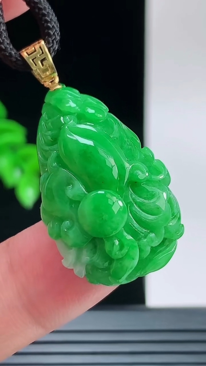 天然A货翡翠白菜吊坠，尺寸30.6-18.7-10.2重量:8.15g
9月9日