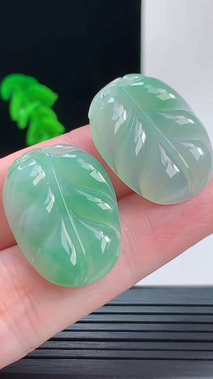 天然A货翡翠金枝玉叶 叶子吊坠一对，尺寸28.2-22.2-4.1重量:10.60g
9月9日