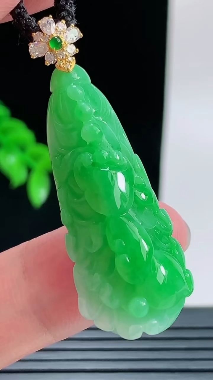 天然A货翡翠白菜吊坠，尺寸45.1-15-12.7重量:9.52g
9月9日