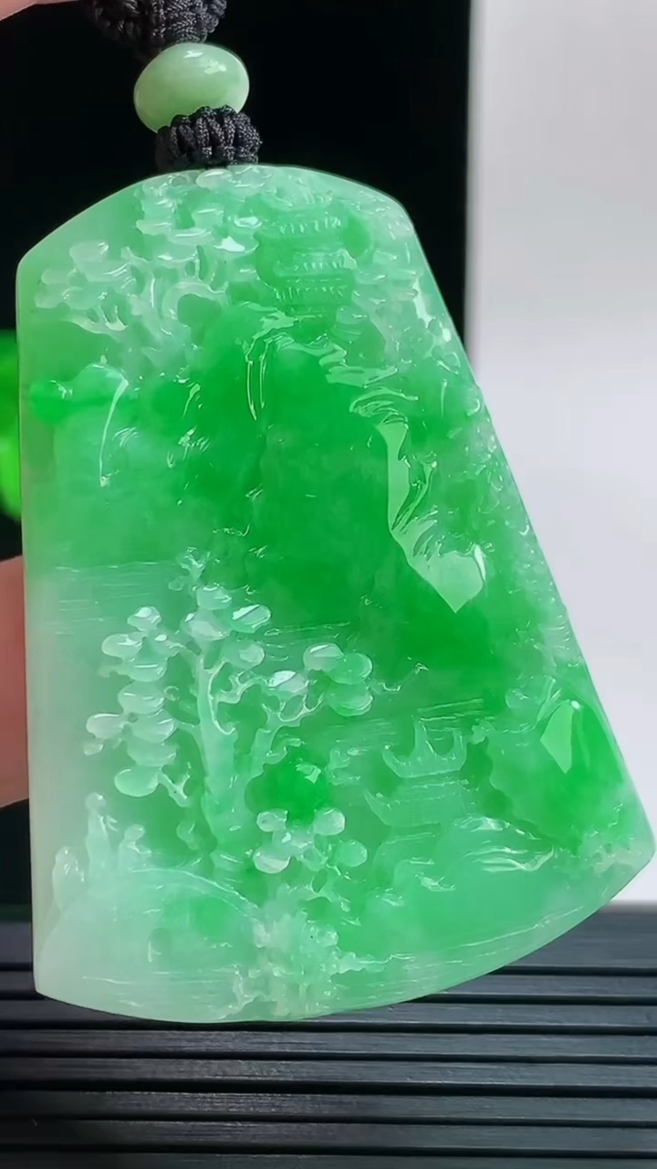 天然A货翡翠山水牌吊坠，尺寸51.2-37.7-5.3重量:23.79g
9月9日