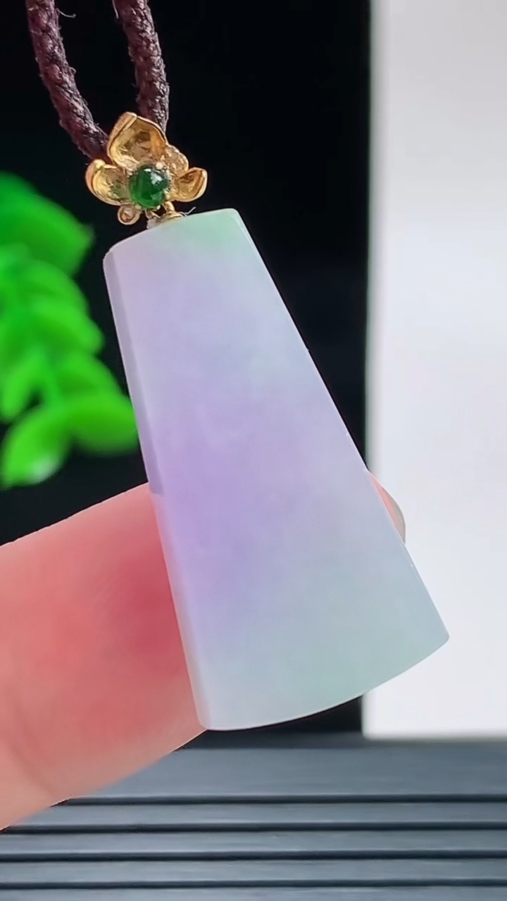 天然A货翡翠18K金春带彩 紫罗兰无事牌吊坠，尺寸27.3-14-4.2重量:4.00g
9月9日