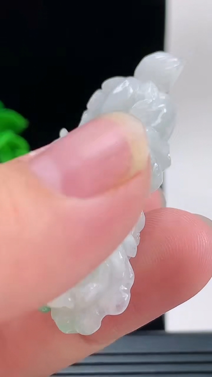 天然A货翡翠白菜吊坠，尺寸50.5-22.8-12.6重量:23.99g
9月9日