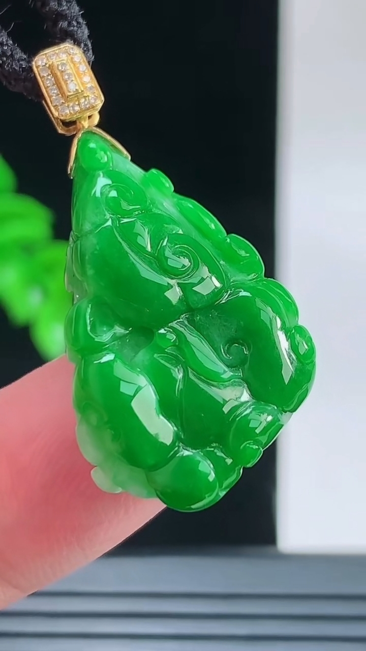 天然A货翡翠白菜吊坠，尺寸30-17-8.5重量:6.63g
9月9日