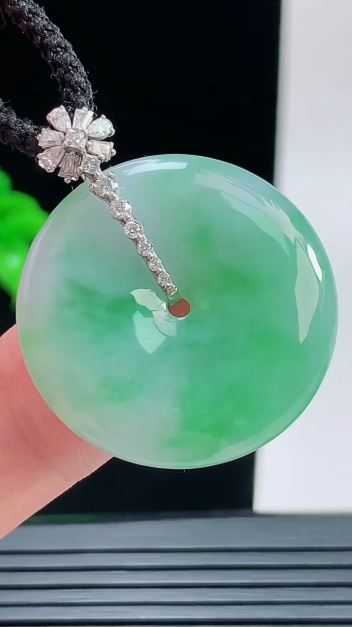 天然A货翡翠平安扣吊坠，尺寸26.8-5.5重量:8.64g
9月9日