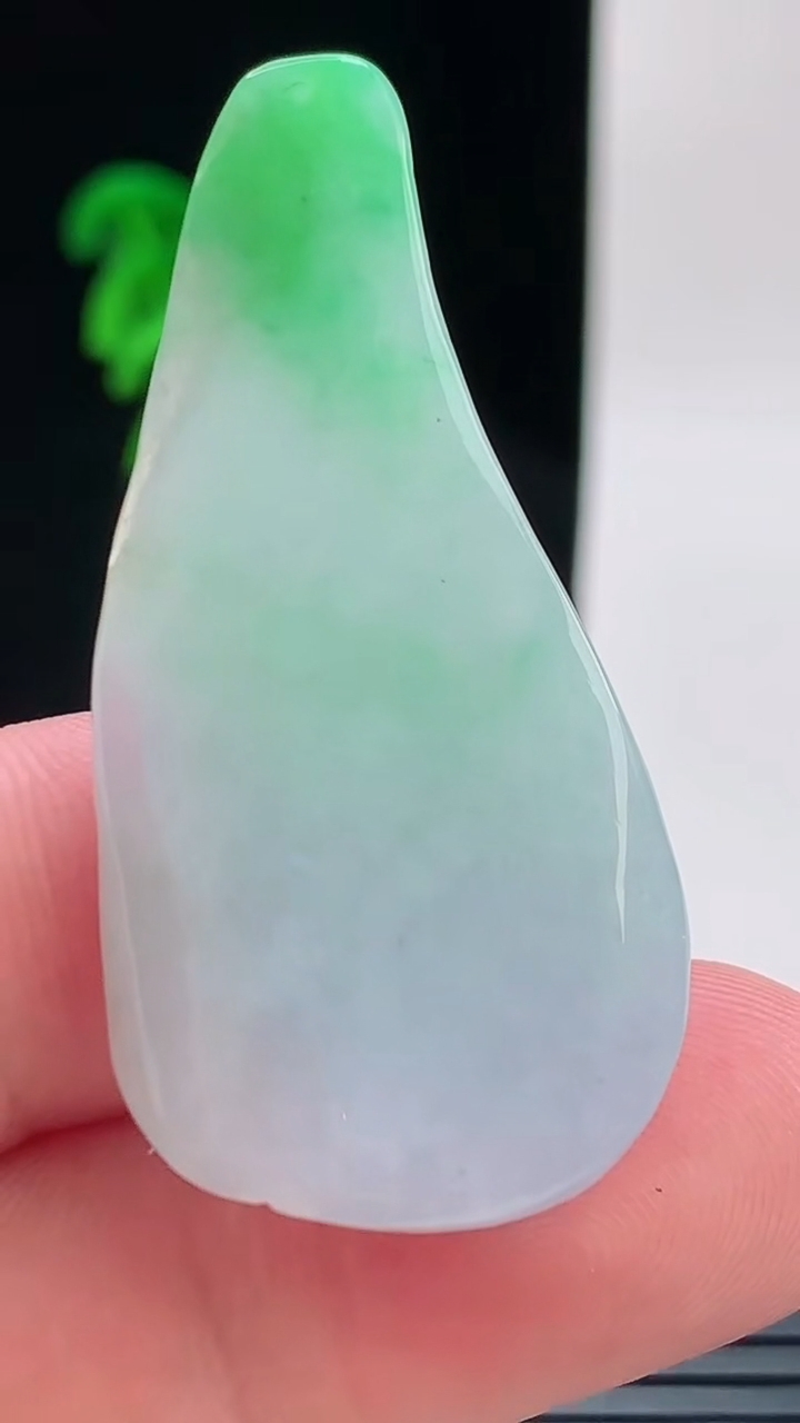 天然A货翡翠佛公吊坠，尺寸47-22.7-10.7重量:15.00g
9月9日