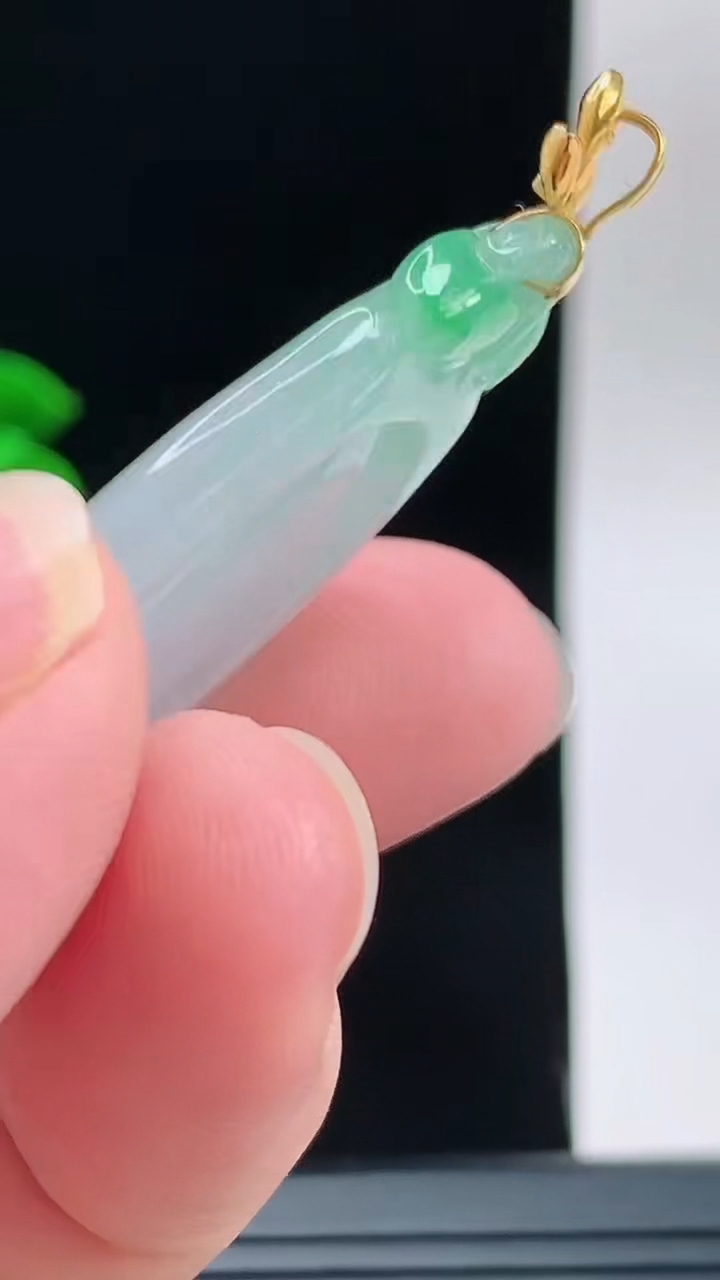 天然A货翡翠福瓜吊坠，尺寸41.1-18.8-6.2重量:10.00g
9月9日