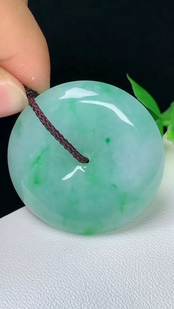 天然A货翡翠平安扣吊坠，尺寸34-6.9，重量:17.19g
9月9日