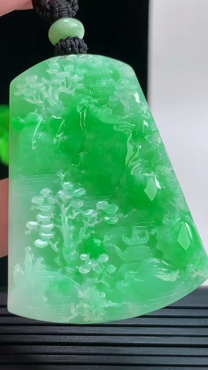 天然A货翡翠山水牌吊坠，尺寸51.2-37.7-5.3重量:23.79g
9月9日