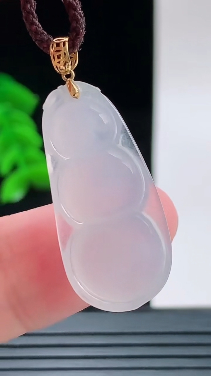 天然A货翡翠种白冰福豆吊坠，尺寸28.7-13.5-5重量:3.29g
9月9日