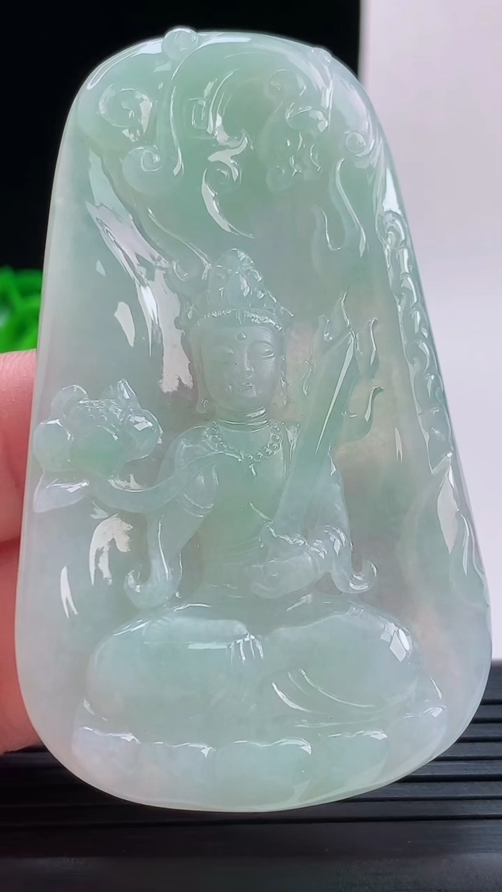 天然A货翡翠虚空藏菩萨吊坠，尺寸71.4-24.1-5.8重量:35.91g
9月9日
