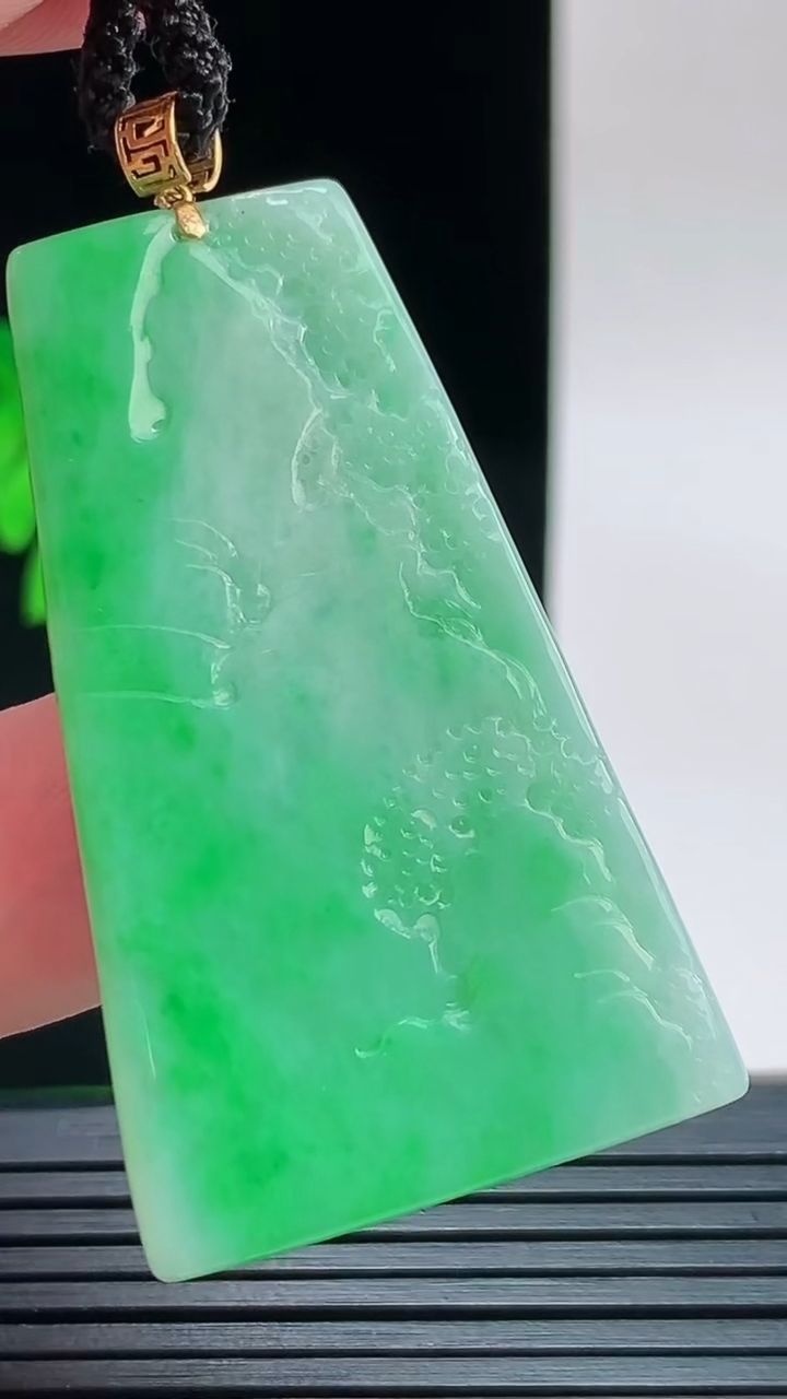 天然A货翡翠山水牌吊坠，尺寸46.7-28.2-4.4重量:13.13g
9月9日