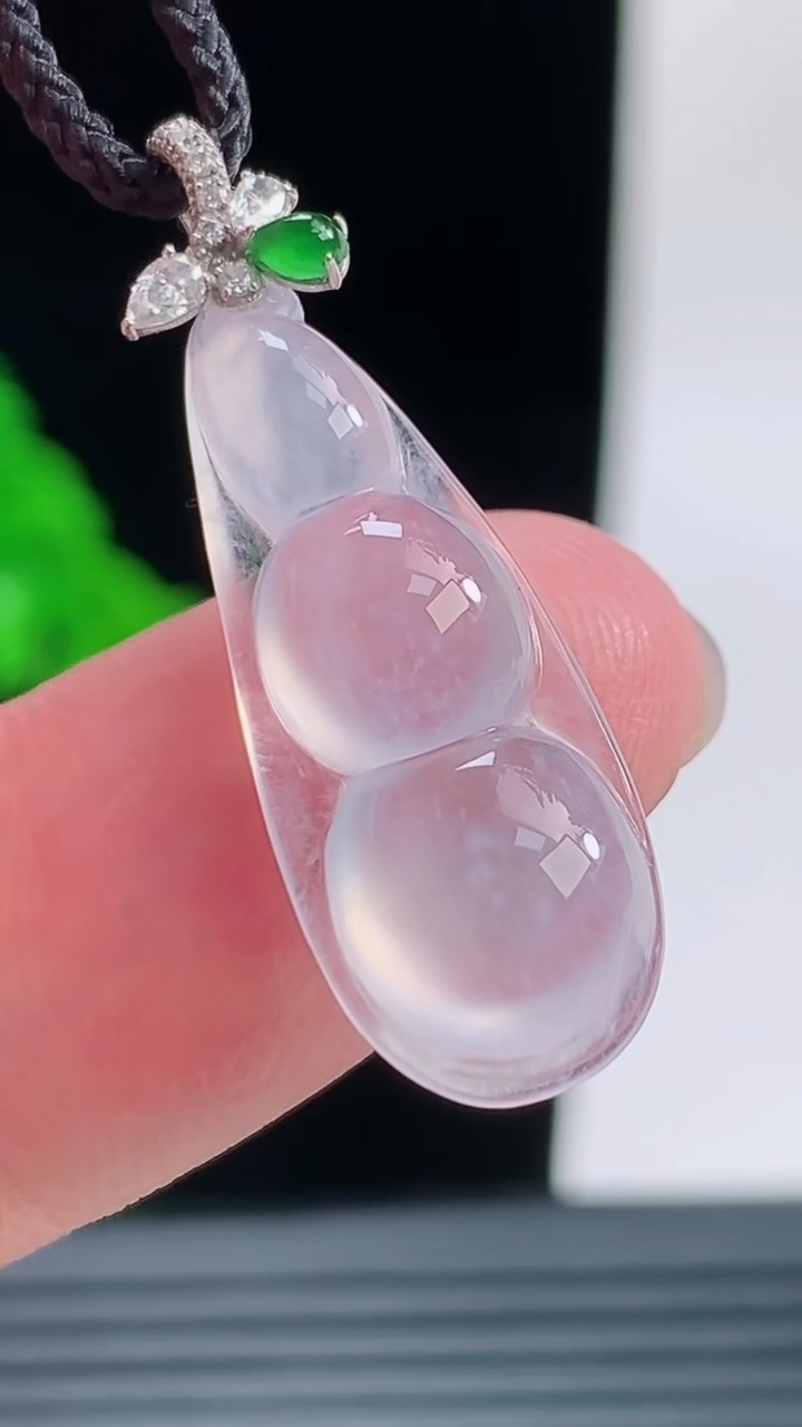 天然A货翡翠种白冰福豆吊坠，尺寸24.3-9.8-5重量:1.83g
9月9日
