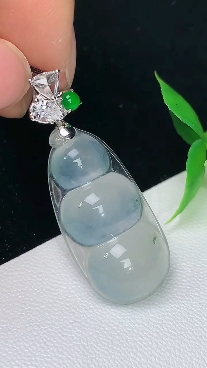 天然A货翡翠白冰福豆吊坠，尺寸27.6-14.3-5.7，重量:4.38g
9月9日