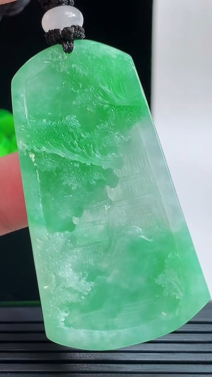 天然A货翡翠山水牌吊坠，尺寸56.4-30-10重量:36.07g
9月9日