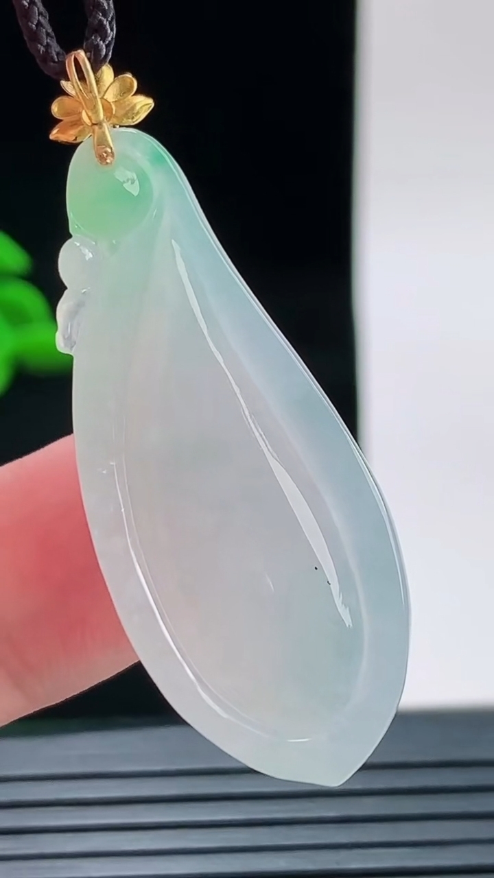 天然A货翡翠福瓜吊坠，尺寸40.8-24.9-7.3重量:8.28g
9月9日