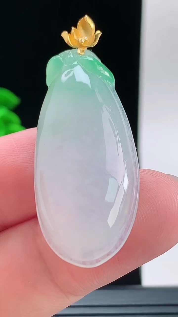 天然A货翡翠福瓜吊坠，尺寸41.1-18.8-6.2重量:10.00g
9月9日