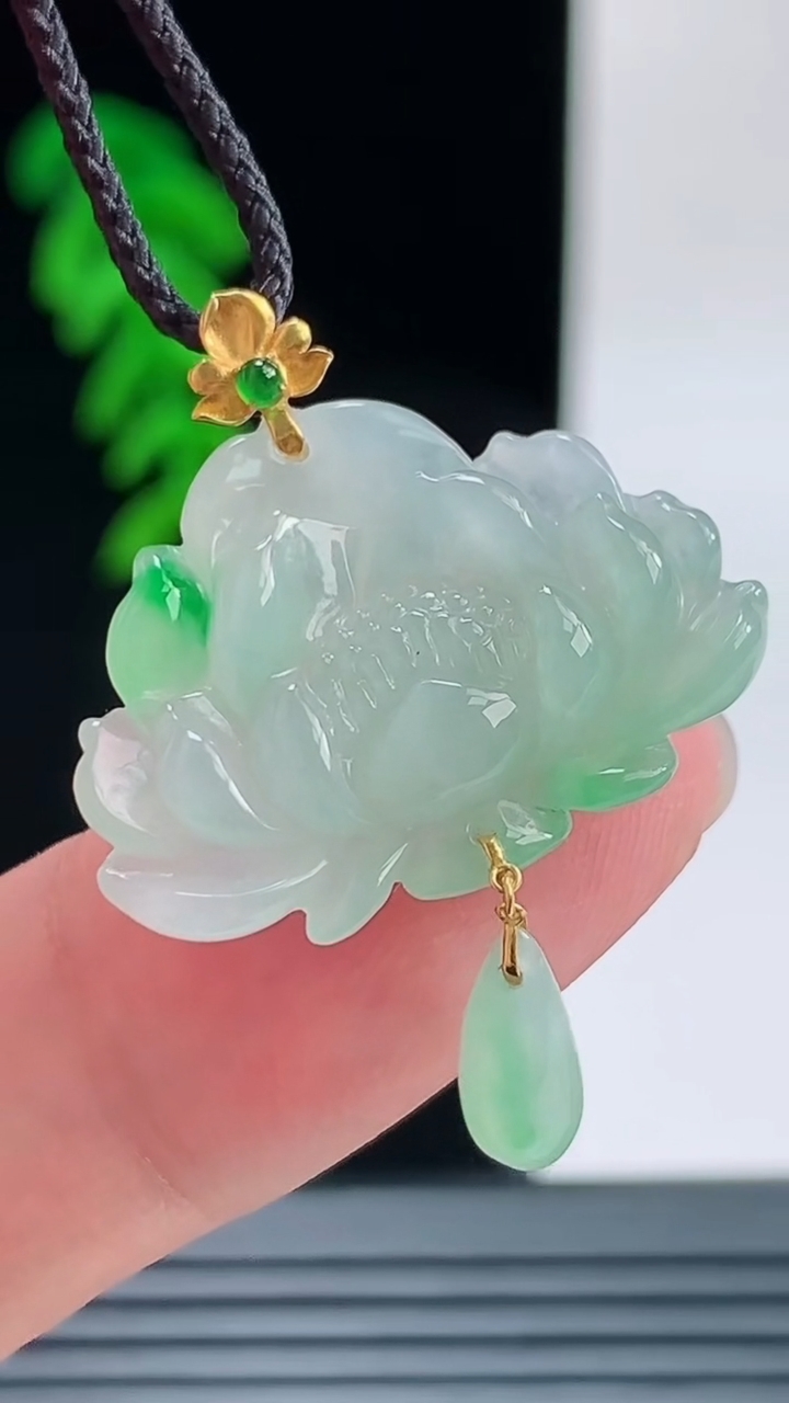 天然A货翡翠莲花吊坠，尺寸23.7-24.6-4.7重量:3.37g
9月9日