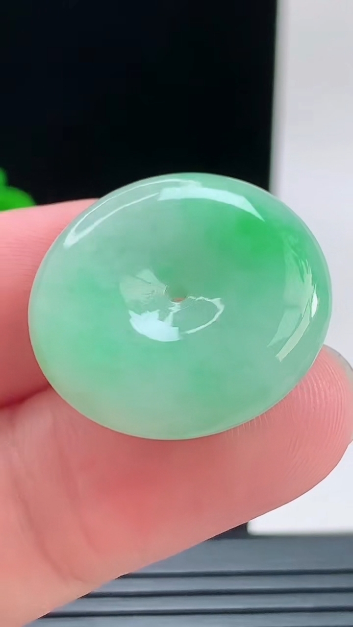 天然A货翡翠平安扣吊坠，尺寸24.6-5.9重量:7.54g
9月9日