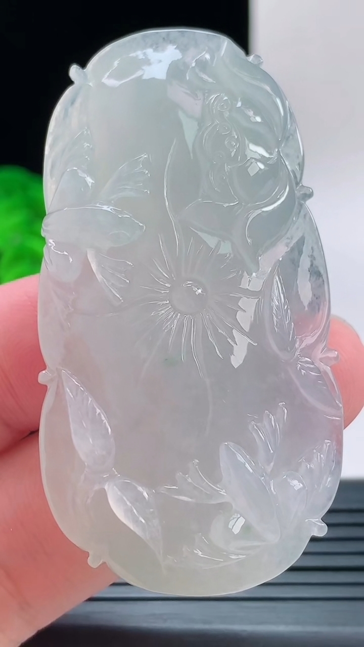 天然A货翡翠年年有余 荷叶鱼吊坠，尺寸61.6-32.4-9.4重量:32.45g
9月9日
