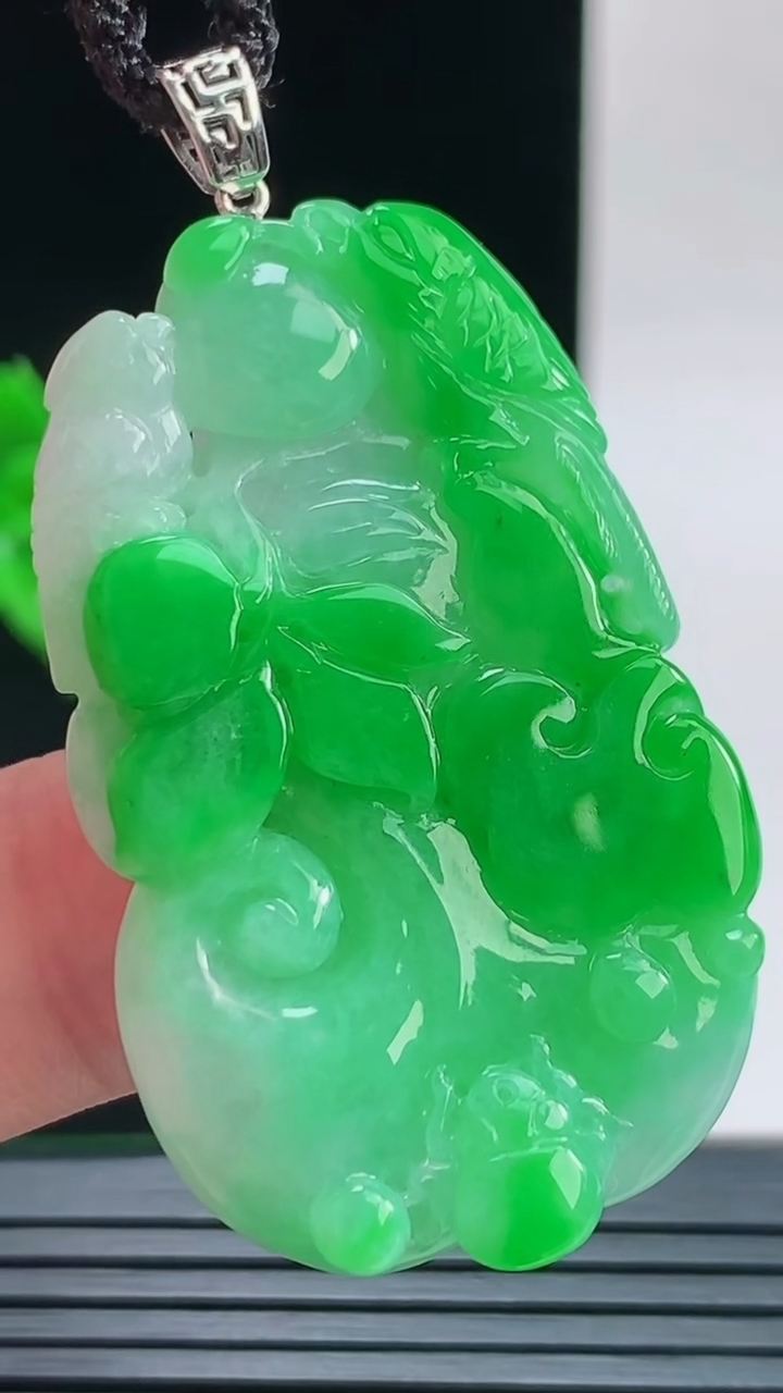 天然A货翡翠如意吊坠，尺寸45-26-8.2重量:19.31g
9月9日