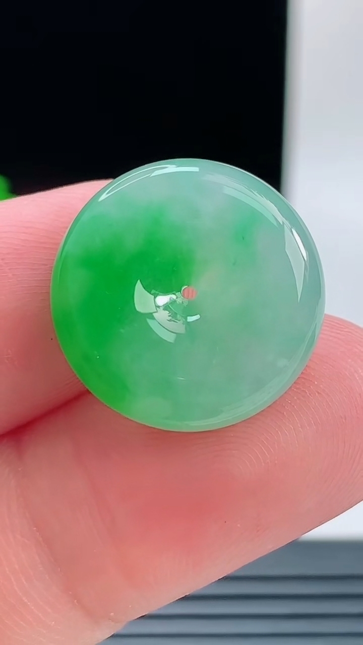 天然A货翡翠平安扣吊坠，尺寸19-6重量:4.70g
9月9日