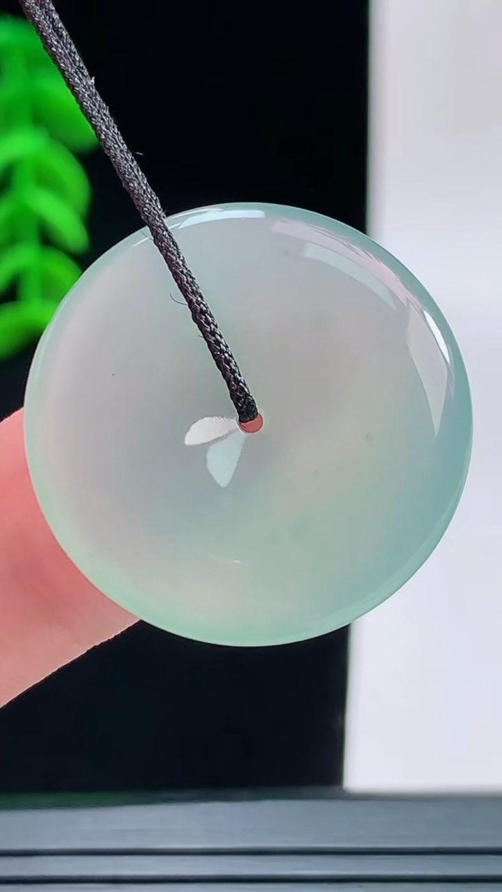 天然A货翡翠平安扣吊坠，尺寸25.1-4.2重量:5.40g
9月9日