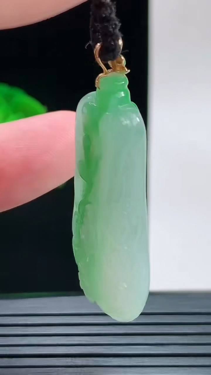 天然A货翡翠白菜吊坠，尺寸41.7-20-8.8重量:12.95g
9月9日