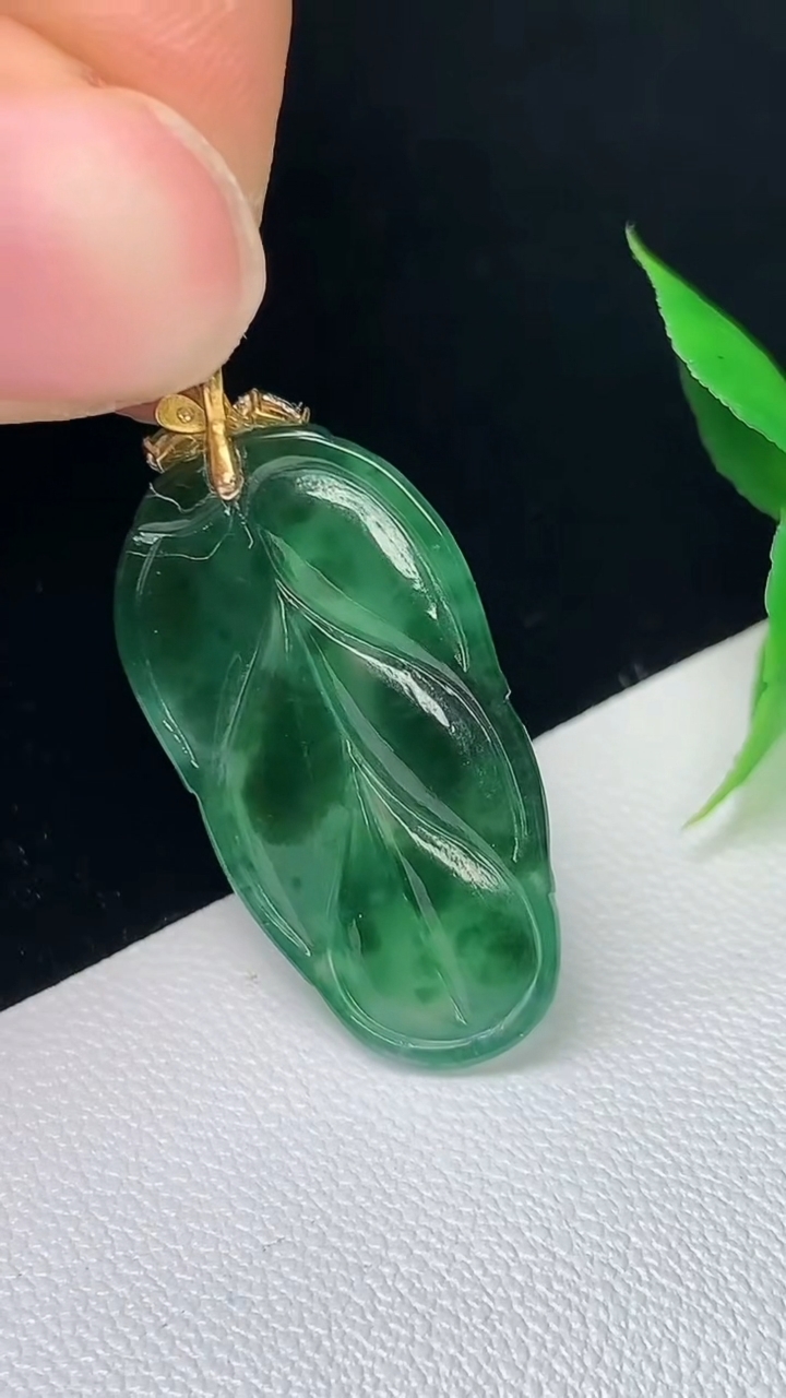 天然A货翡翠金枝玉叶 叶子吊坠，尺寸26.3-13.8-4.7，重量:3.67g
9月9日