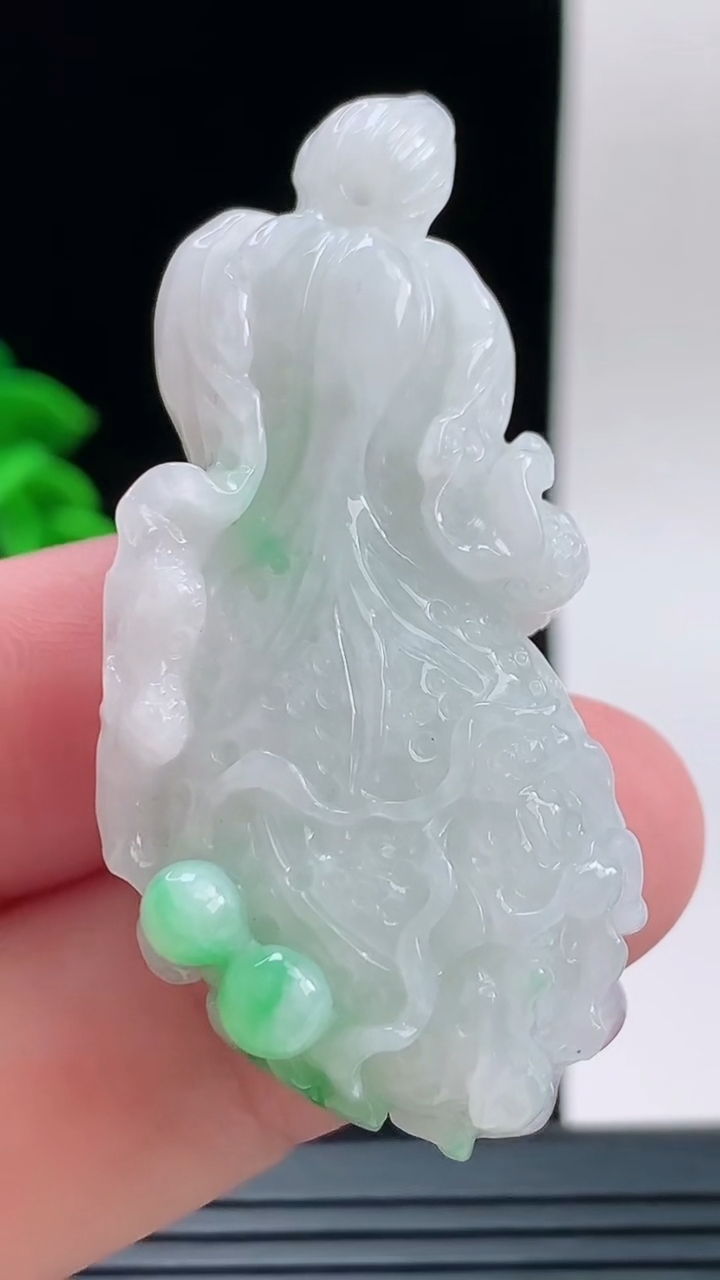 天然A货翡翠白菜吊坠，尺寸50.5-22.8-12.6重量:23.99g
9月9日