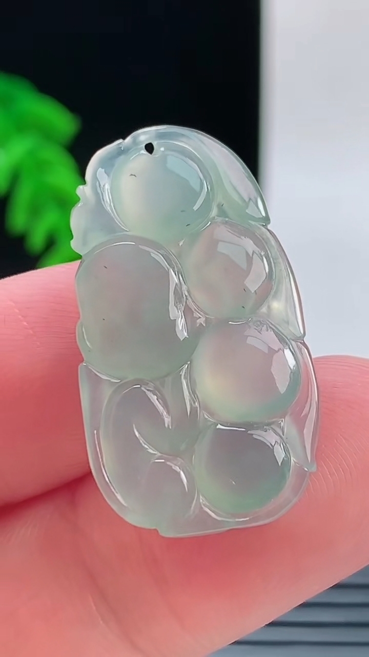天然A货翡翠灵猴献瑞吊坠，尺寸30.3-17-4重量:3.80g
9月9日