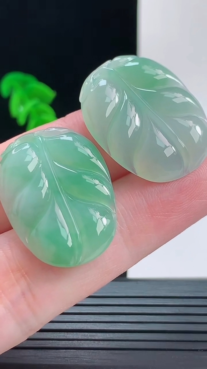 天然A货翡翠金枝玉叶 叶子吊坠一对，尺寸28.2-22.2-4.1重量:10.60g
9月9日