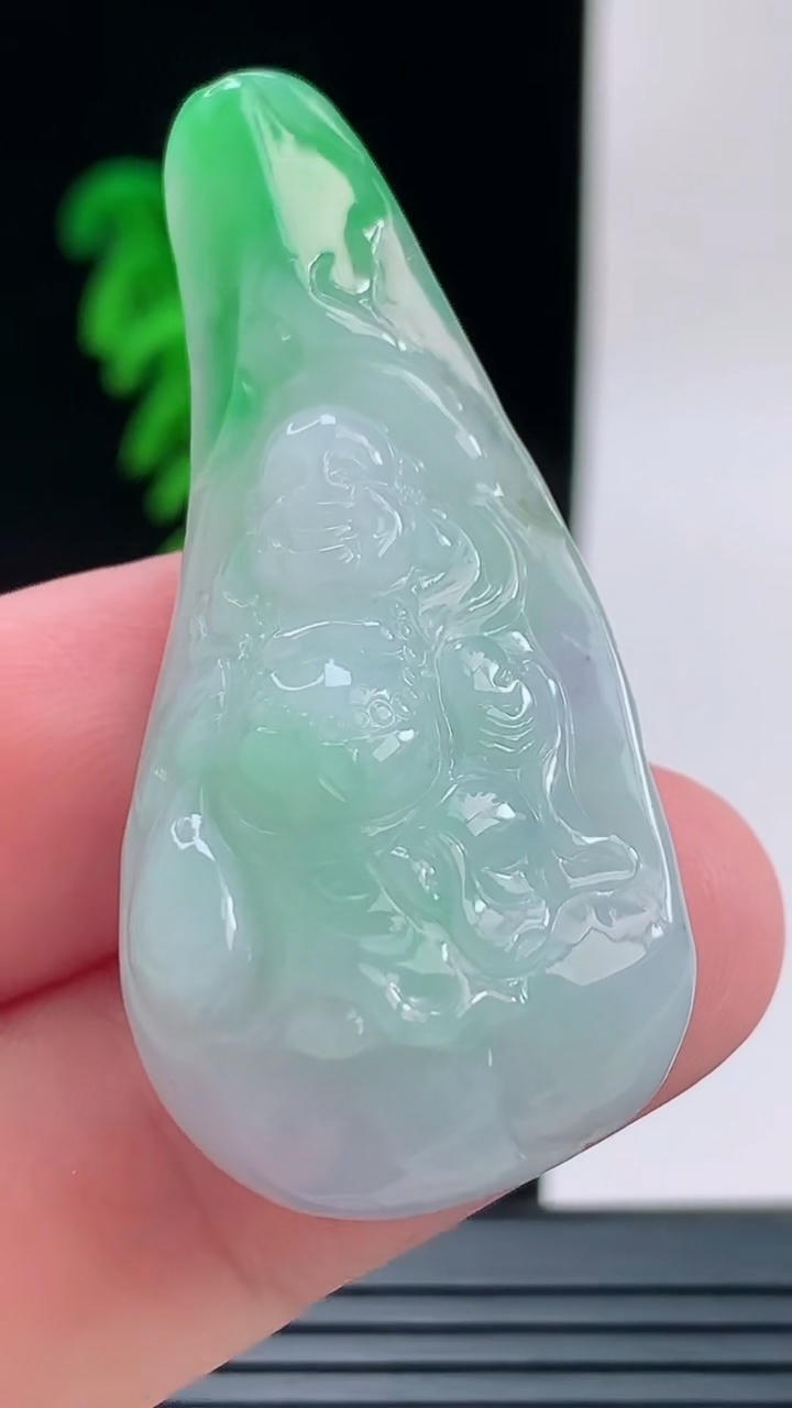 天然A货翡翠佛公吊坠，尺寸47-22.7-10.7重量:15.00g
9月9日