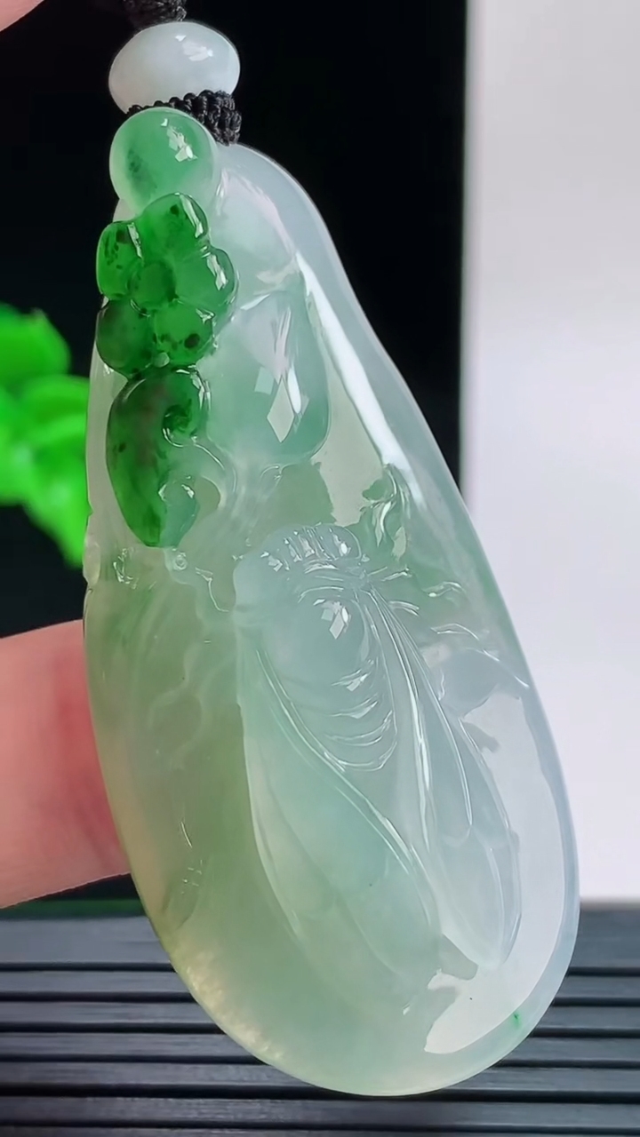 天然A货翡翠一鸣惊人吊坠，尺寸54.4-24.4-11.2重量:26.56g
9月9日