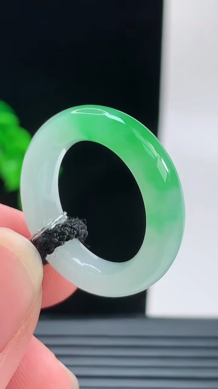天然A货翡翠玉指环戒指，尺寸17.4-5.6-4.5重量:4.70g2026年9月9日
工厂直销收藏