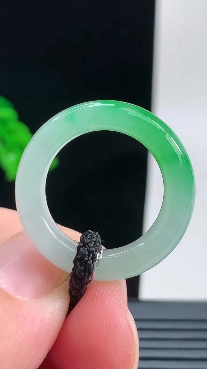天然A货翡翠玉指环戒指，尺寸17.4-5.6-4.5重量:4.70g2026年9月9日
工厂直销收藏佳品,种好水足，色泽均匀，有种有色，上手高大气！