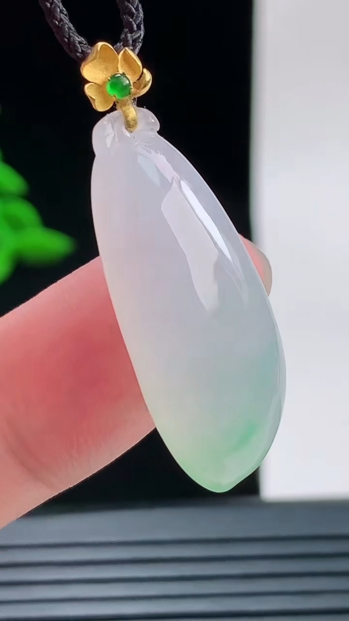 天然A货翡翠福瓜吊坠，尺寸28.4-11.7-6.4重量:4.38g
9月9日