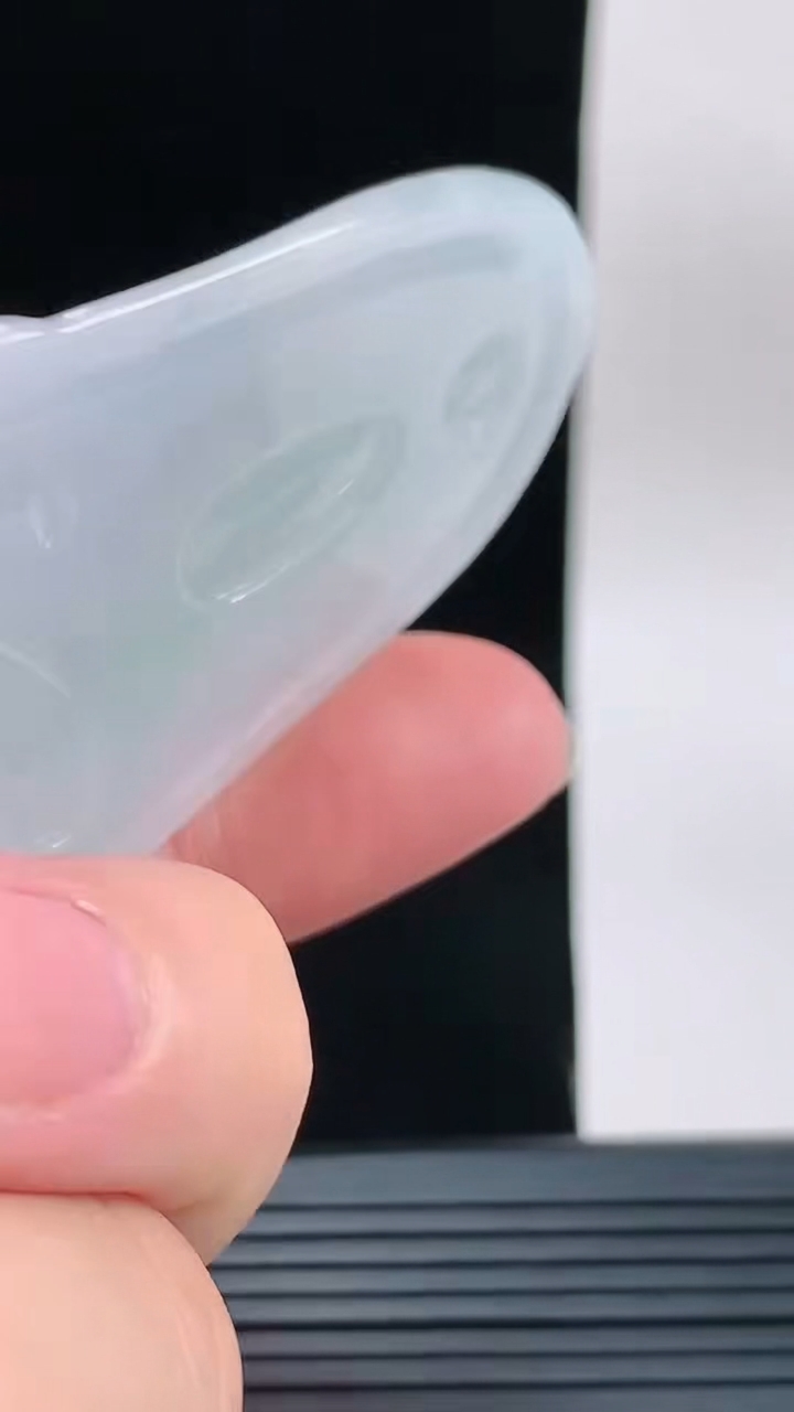 天然A货翡翠大势至菩萨吊坠，尺寸64.4-28.8-5.4重量:27.76g
9月9日