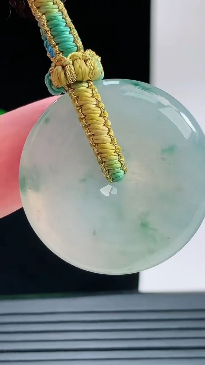 天然A货翡翠冰种飘花平安扣吊坠，尺寸29.5-5.2重量:9.86g
9月9日
