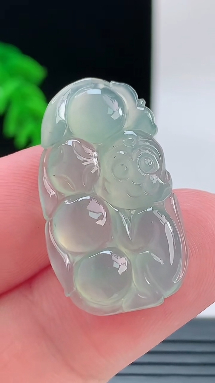 天然A货翡翠灵猴献瑞吊坠，尺寸30.3-17-4重量:3.80g
9月9日