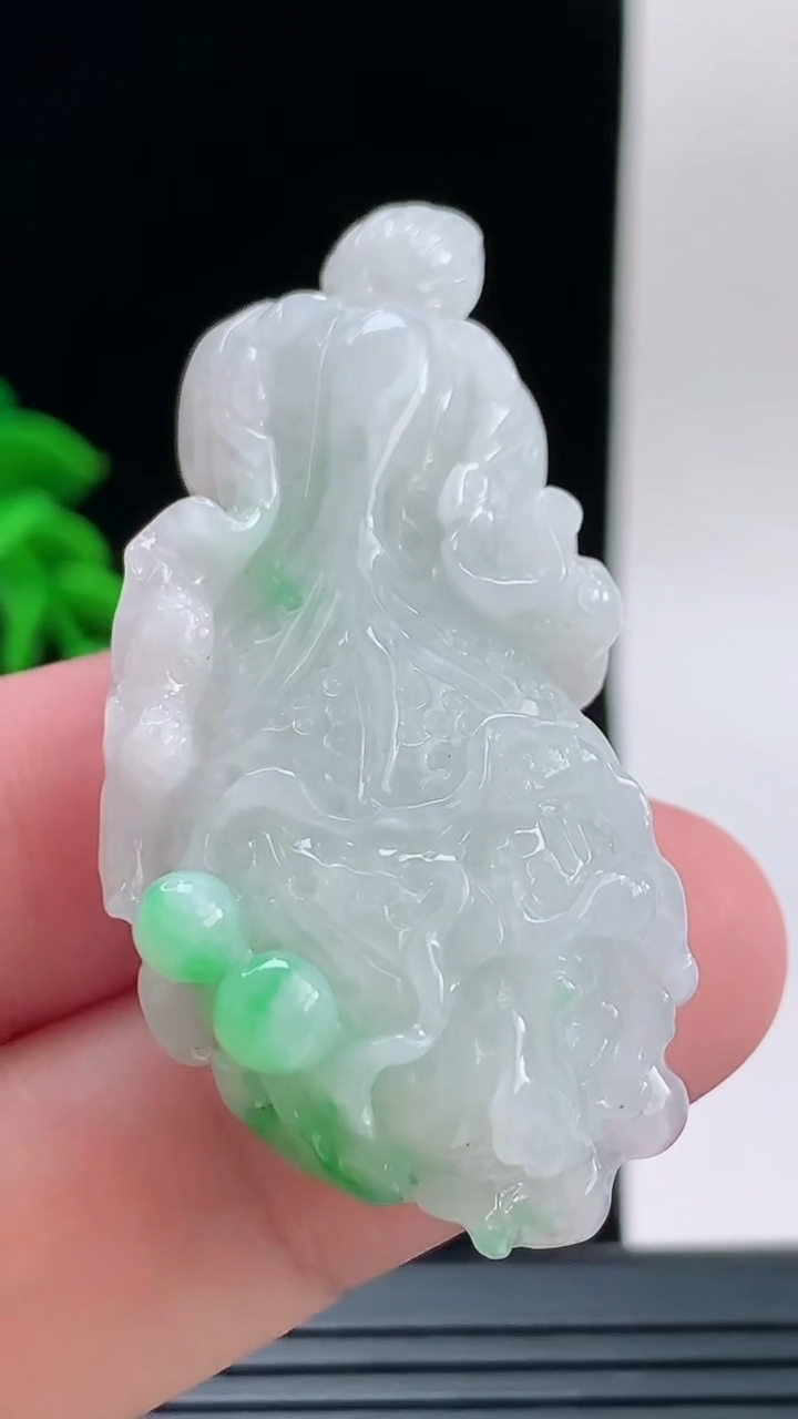 天然A货翡翠白菜吊坠，尺寸50.5-22.8-12.6重量:23.99g
9月9日