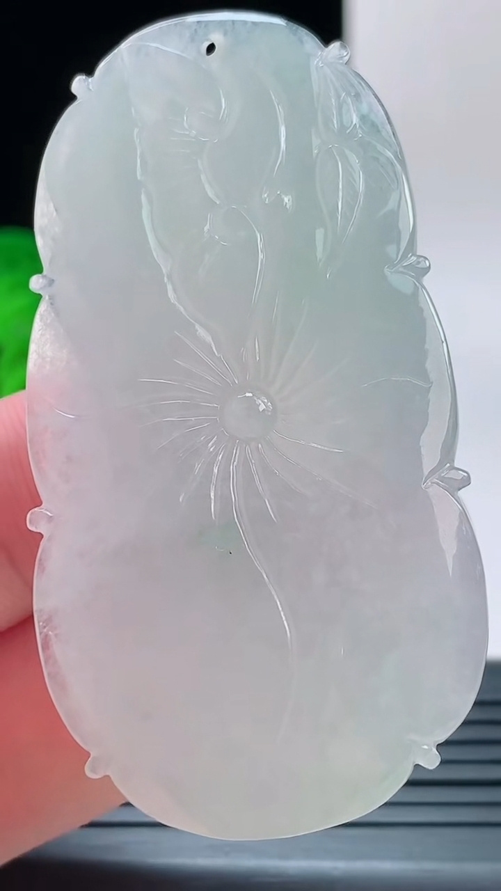 天然A货翡翠年年有余 荷叶鱼吊坠，尺寸61.6-32.4-9.4重量:32.45g
9月9日