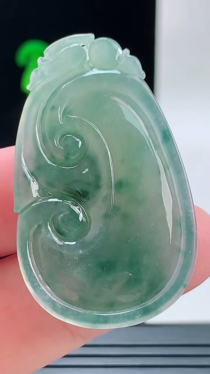 天然A货翡翠飘花如意吊坠，尺寸45.6-27-5.8重量:12.72g
9月9日