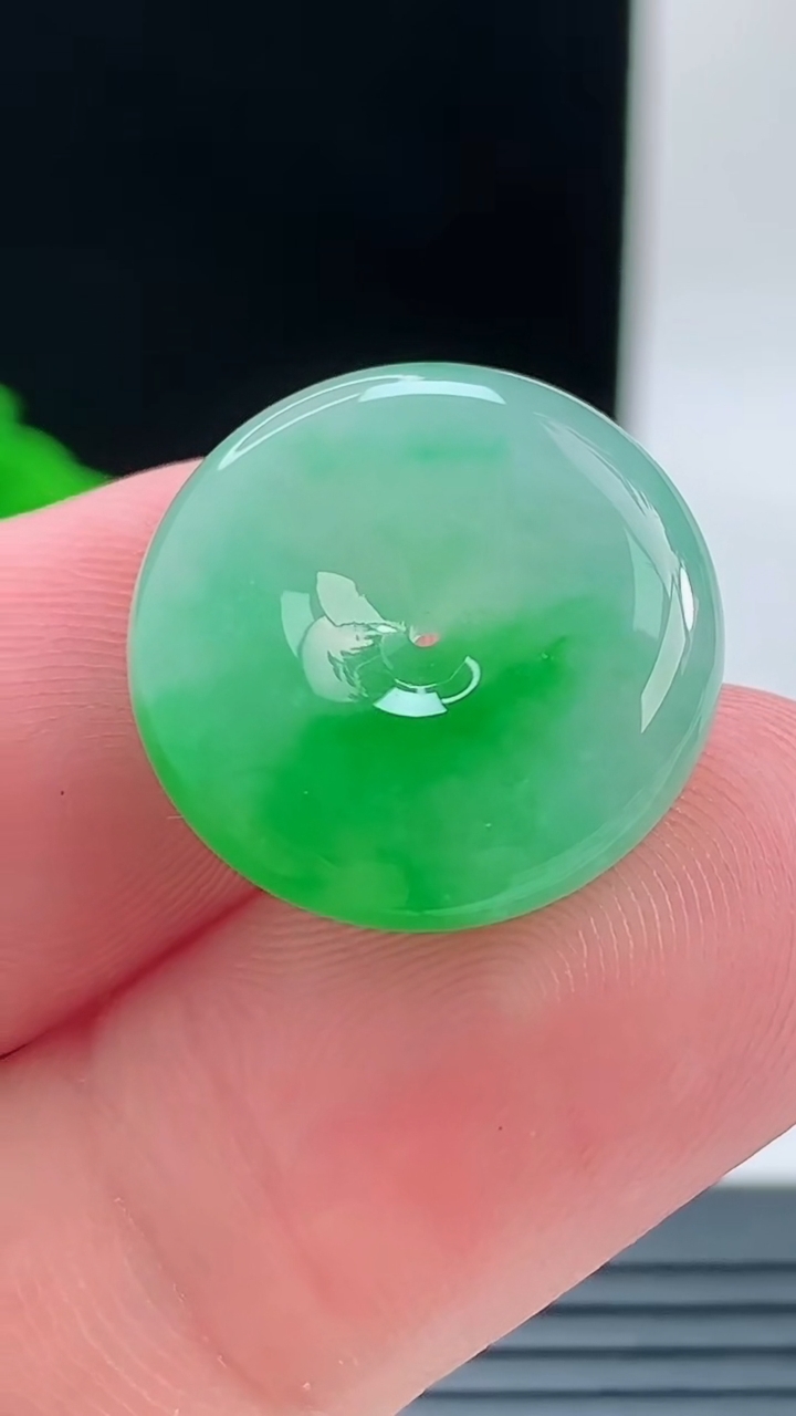 天然A货翡翠平安扣吊坠，尺寸19-6重量:4.70g
9月9日