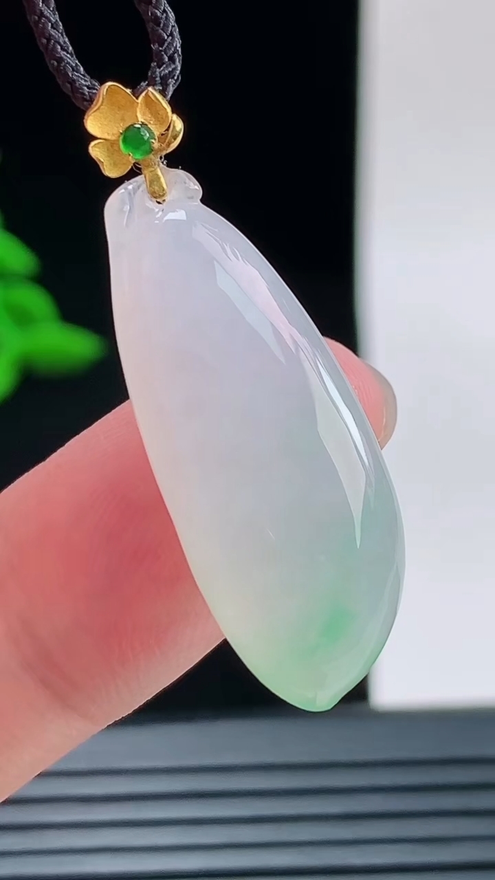 天然A货翡翠福瓜吊坠，尺寸28.4-11.7-6.4重量:4.38g
9月9日
