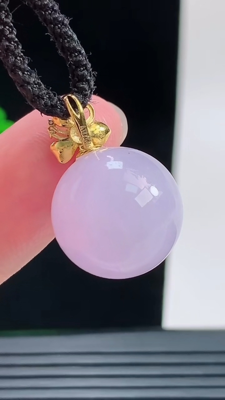 天然A货翡翠18K金紫罗兰圆珠吊坠，尺寸15.6重量:6.83g9月9日
工厂直销收藏佳品,种好水足，色泽均匀，有种有色，上手高大气！