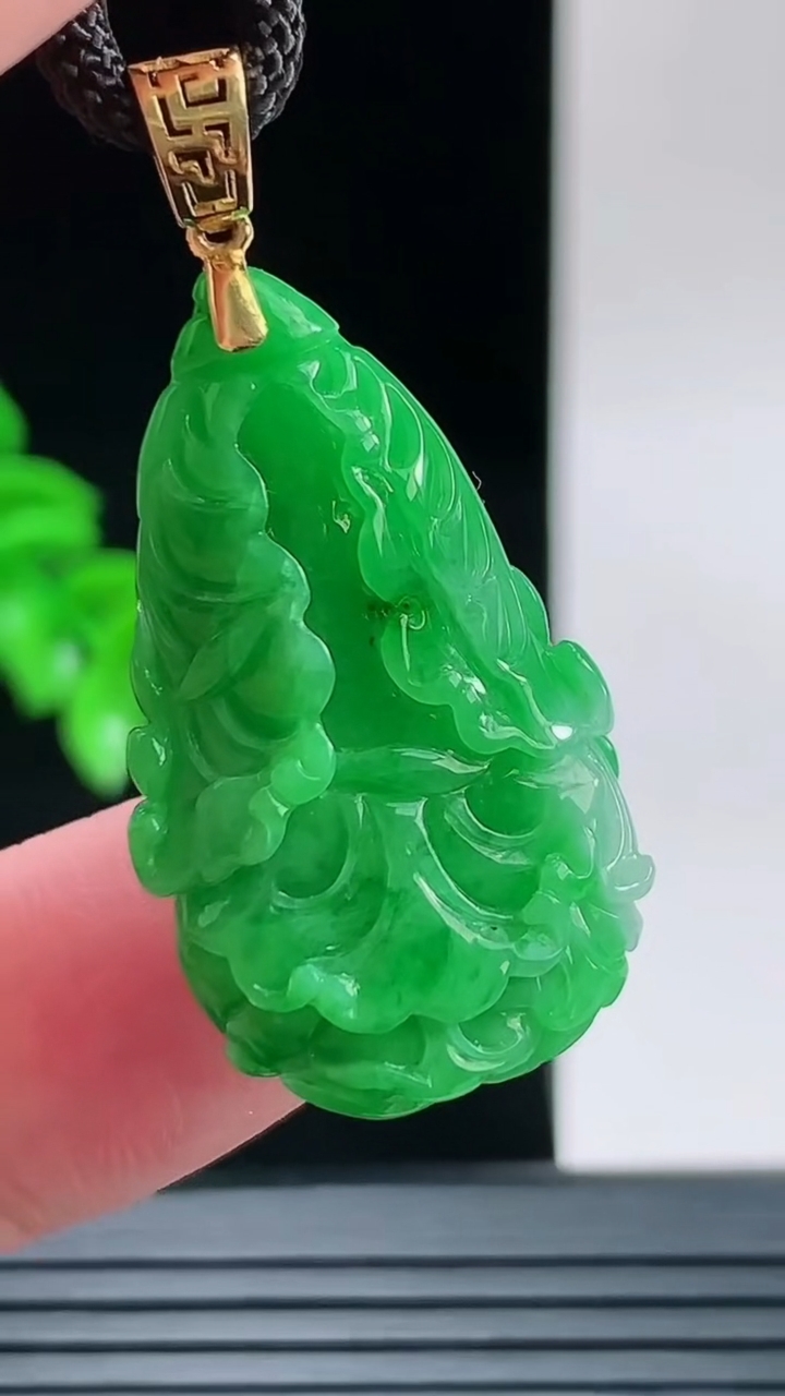 天然A货翡翠白菜吊坠，尺寸30.6-18.7-10.2重量:8.15g
9月9日